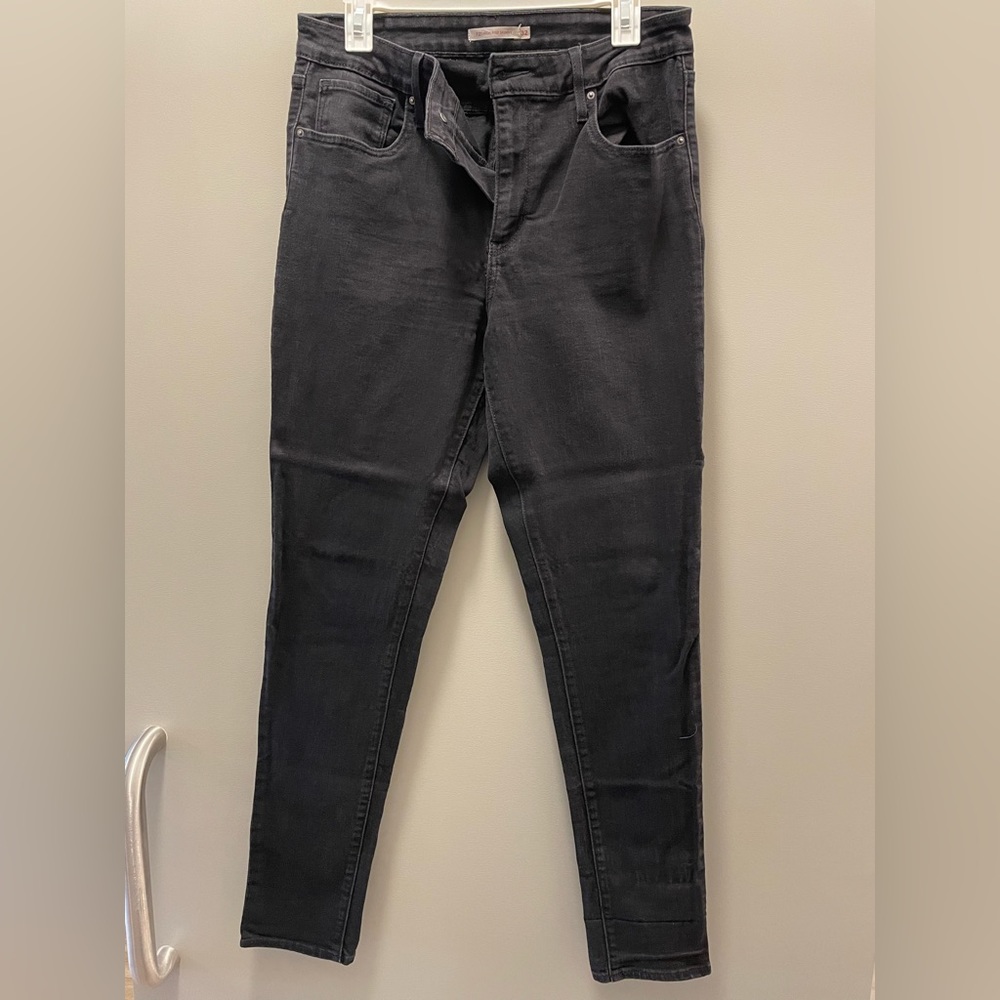 Black High Rise Skinny Levi’s. 32W 32L